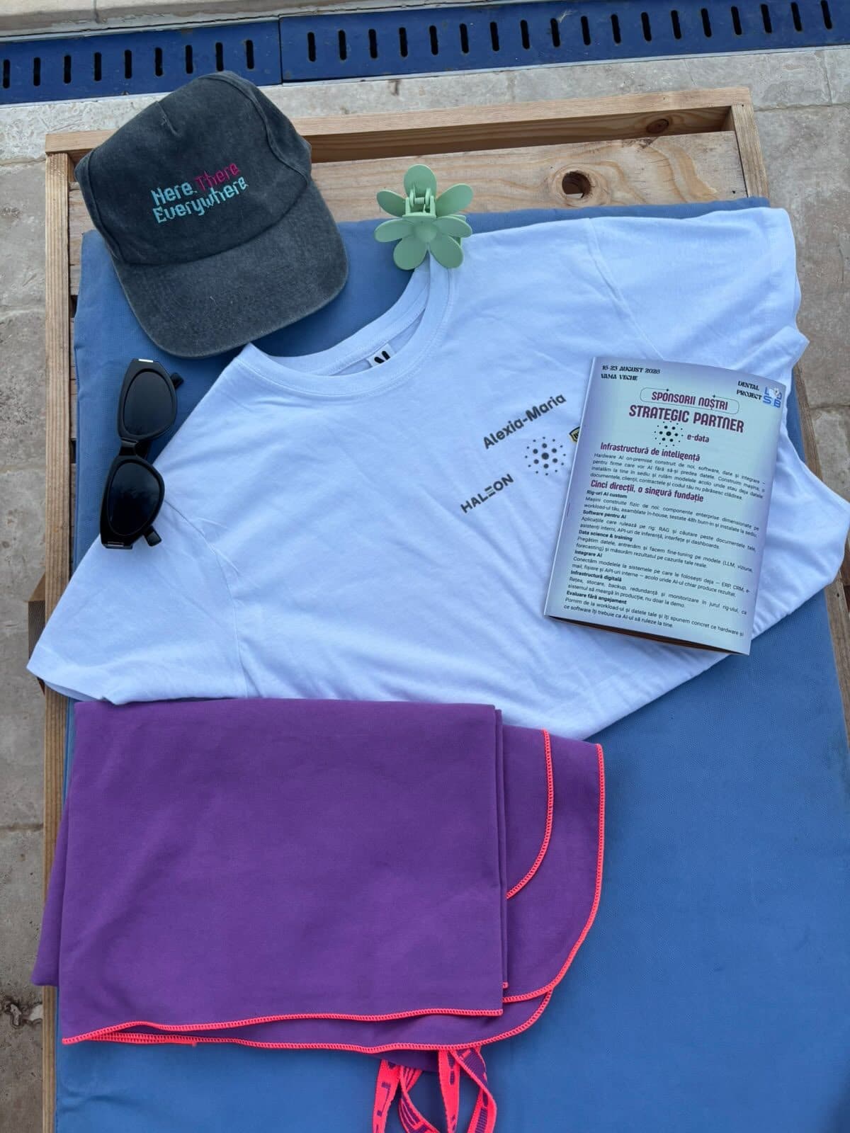 Pachetul de goodies al ediției: tricou cu sigla e-data, șapcă, ochelari, prosop și broșura sponsorilor